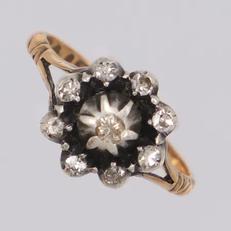 Ring med olikslipade diamanter stl:16¼, bredd 11mm, fattning i silver, 18K Vikt: 2,9 g
