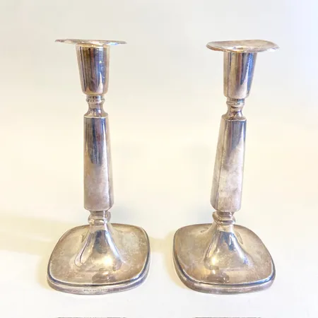 Ett par ljusstakar fyllda botten höjd 17,5cm bucklig Silver 830/1000 bruttovikt: 405,3g Vikt: 405,3 g