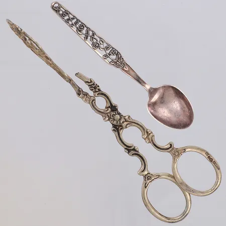 Kaffesked längd 10,2cm, blomdekor, kaktång längd 14,5cm, defekt, 830/1000 silver Vikt: 34,1 g
