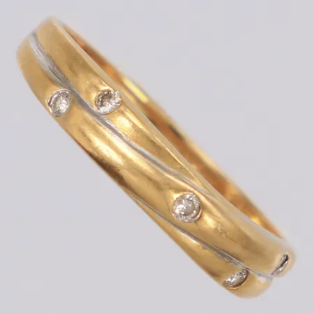Ring med diamanter 5xca 0,01ct, stl:19, bredd 4mm, 18K Vikt: 3 g