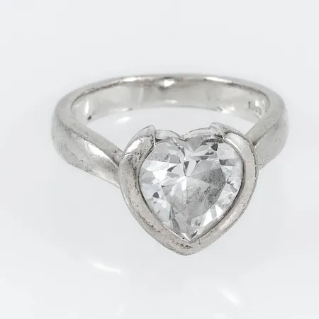 Ring i silver med en hjärtslipad cubic zirconia. Stl:18. Bredd 3,3  11,8 mm. Vikt 7,0g Vikt: 7 g