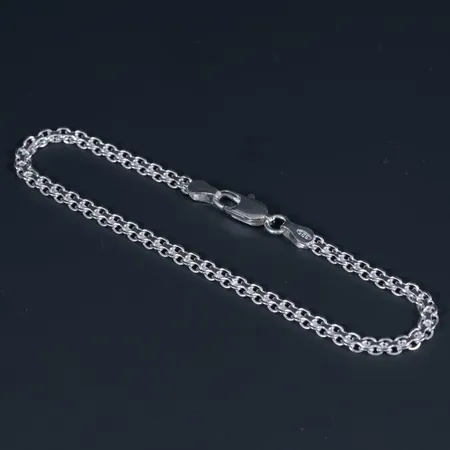 Oanvänt armband x-länk i silver 925/1000. Längd 19 cm, bredd 3,3 mm. Karbinhake. 3,6g.