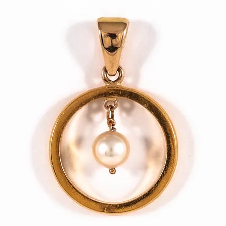 Hänge med odlad pärla Ø6,5mm, bredd 22mm, längd inkl ögla 33,5mm, omgjord från ring till hänge, gravyr, ring i 23K, ögla i 18K 7,8g. 