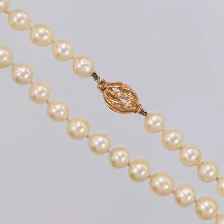 Collier med odlade saltvattenspärlor, guldlås med åttkantslipade diamanter ca 0,27ctv, behöver träs om, 18K bruttovikt 47,8g Vikt: 47,8 g