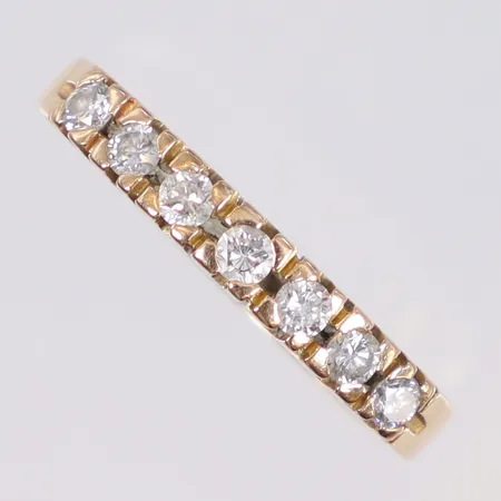 Ring med diamanter 7x0,04ct, stl: 18¼, bredd 2-3mm, 18K Vikt: 3,6 g
