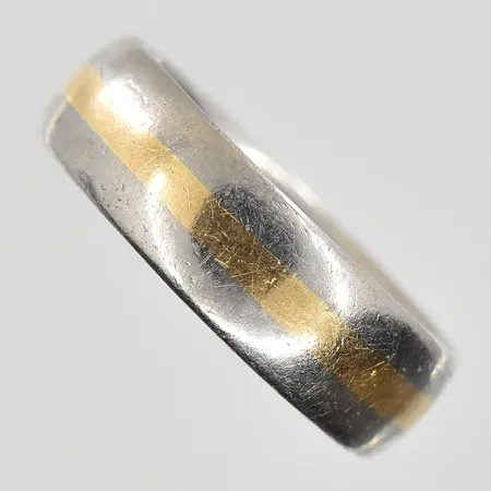 Ring stl 20½, bredd 7 mm, gravyr, rödguld/vitguld, 18K. Vikt: 12,4 g