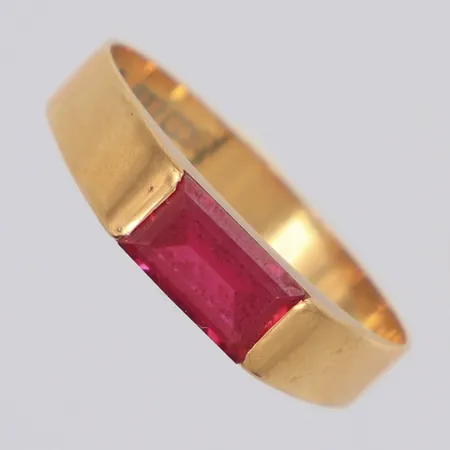 Ring med röd sten stl:17, bredd 4mm, 18K Vikt: 1,6 g