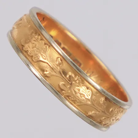 Ring med dekor i relief tvåtonad, stl:20, bredd 6,1mm, gravyr, 18K Vikt: 7,4 g