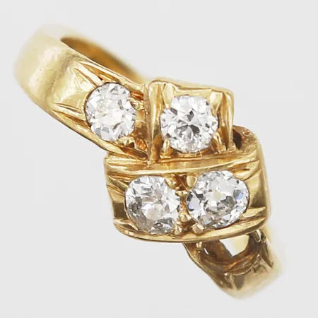Ring med gammalslipade diamanter 4 x ca 0,10ct, stl 14¾, bredd 2,5-9,5mm, en sten saknas, defekt skena, 18K. Vikt: 3 g