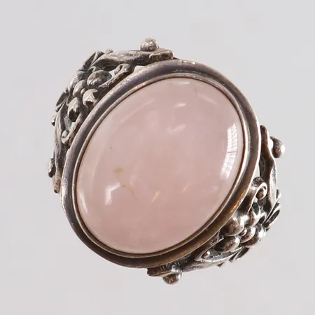 Ring med rosenkvarts stl:17½ bredd 3-18mm Silver 800/1000. Vikt: 4,9 g