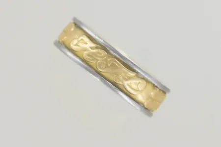 Ring stl 18½ bredd 6 mm, graverad 18K Vikt: 7,2 g