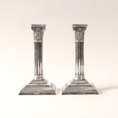 Ett par Kolonnljusstakar tillverkade 1927, finska stämplar höjd 17,5cm, bredd 9,5cm, fyllda, 830/1000 Silver, bruttovikt: 619,6g.