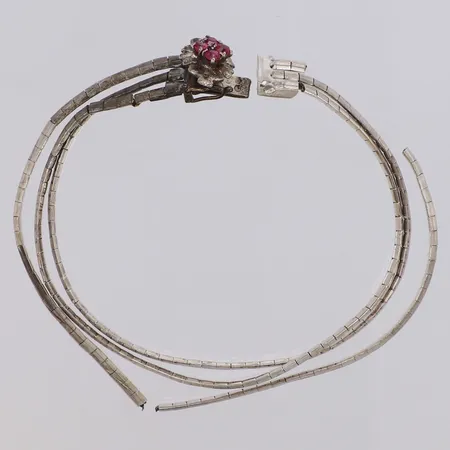 Armband med röda stenar, längd 18,5cm, bredd 10mm, defekt, 830/1000 silver Vikt: 19,5 g