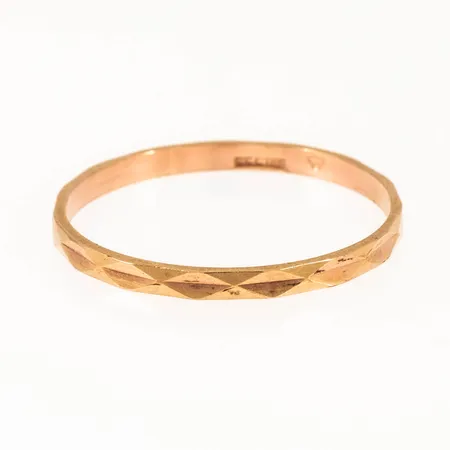 Fasettslipad ring i 18K guld. Stl:17¼. Bredd 1,6 mm. Vikt 0,8g Vikt: 0,8 g
