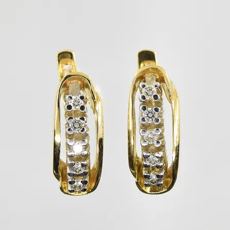Örhängen med diamanter 10x0,02ct längd 20 mm, bredd 7 mm, gulguld/vitguld, 18K. Vikt: 8,8 g
