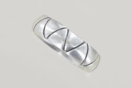 Ring stl:18 bredd 6,2 mm, silver 925/1000 Vikt: 9,4 g
