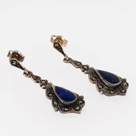 Hängande örhängen med blå sten (troligen lapis lazuli) och markasiter bredd 11,8mm längd 37mm, en markasit saknas, silver 925/1000 3,8g. 