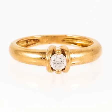 Ring i 18K guld med en vit sten. Stl:14¾. Bredd 2 5,1 mm. Vikt 2,7g Vikt: 2,7 g