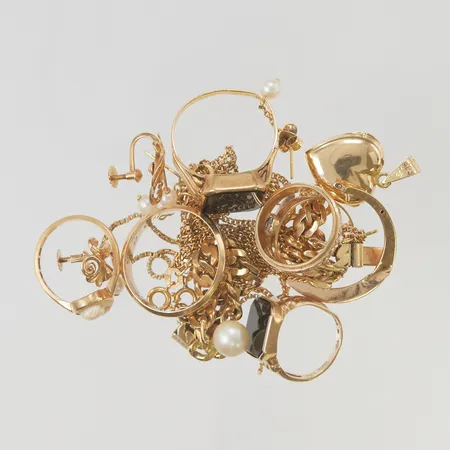 Diverse guld defekt/gravyr 18K bruttovikt 54,6g.