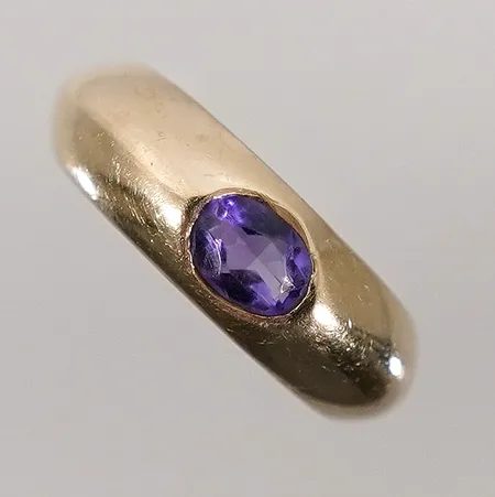 Ring med lila glassten stl: 16¼ bredd: 4.1 - 6.3 mm 18k Vikt: 3,6 g