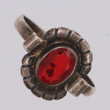 Ring med röd sten stl:17¼, bredd 13mm, 830/1000 silver Vikt: 1,7 g