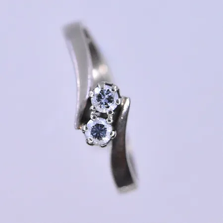 Ring med diamanter 0,10ctv stl:15¾, bredd 2 mm 18K. Vikt: 2,2 g