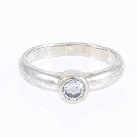 Ring med vit sten (troligen cubik zirkonia) stl:16¼ bredd 2,7-5,5mm, silver 925/1000 2,7g.