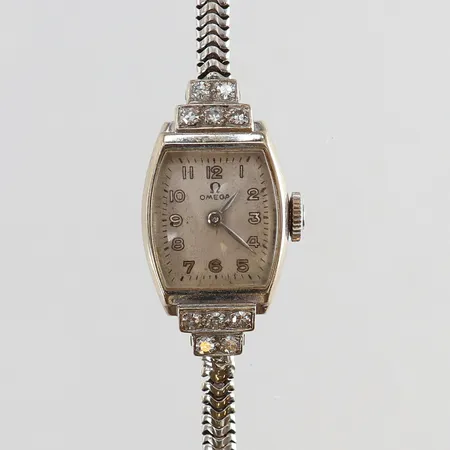 Damur Omega 14K med 8/8-slipade diamanter 10 x 0,02ct mauell längd 16cm 26x14mm verk-nr:11064785 boett-nr: 0357311 integrerad länk i 14K länk med lagningar samt slitage gravyr 14K. 