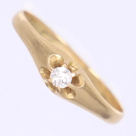 Ring med vit sten stl:19½ bredd 2-5mm svenska stämplar, gravyr 18K Vikt: 2,3 g