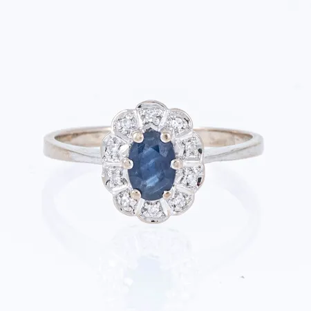 Carmoséring i 18K vitguld med en safir och diamanter 10 x ca 0,005ct. Stl:17½. Bredd 1,9  10,7 mm. Vikt 2,7g Vikt: 2,7 g
