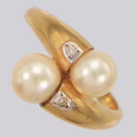 Ring med odlade pärlor och diamanter 2xca 0,01ct, stl:18½, bredd 14mm, 18K Vikt: 5,9 g