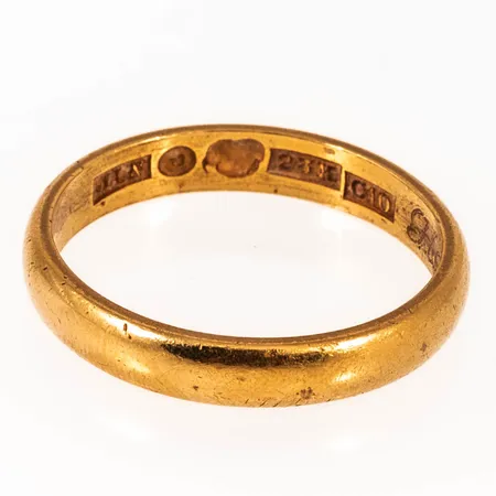 Skev ring 23K gravyr. Vikt 4,6g Vikt: 4,6 g