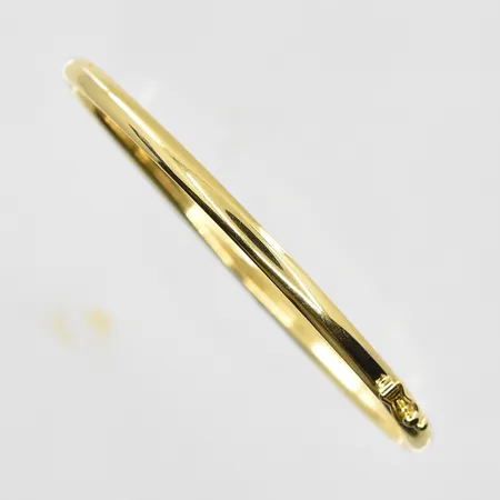 Armring öppningsbar innermått Ø62 mm, bredd 4 mm, ihålig, 18K. Vikt: 6,6 g