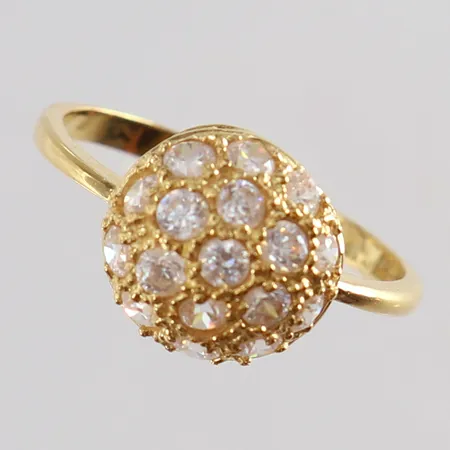 Ring med vita stenar stl:17¾ bredd 2-10,5mm 18K. Vikt: 2,7 g