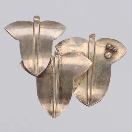 Brosch med dekor i relief signerad Robbert år 1952, längd 35mm, bredd 45mm, 925/1000 silver Vikt: 7,8 g