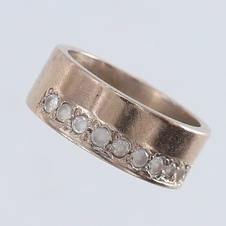 Ring med stenar stl:16¼ bredd 7mm skadade stenar 18K. Vikt: 8,5 g