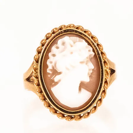 Ring i 18K guld med snäckskalskamé. Stl:17½. Bredd 3,9 19,5 mm. Vikt 5,9g Vikt: 5,9 g
