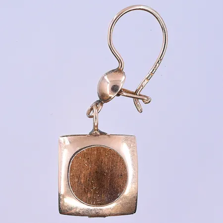 Udda örhänge längd 31 mm, bredd 10 mm 14K. Vikt: 1 g