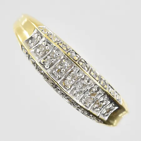 Ring med vita stenar stl 19, bredd 3-6 mm, gulguld/vitguld, 18K. Vikt: 5,4 g