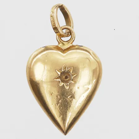 Hänge hjärta höjd 2cm, bredd 1,2cm, gravyr, sten saknas, 18K. Vikt: 1,5 g
