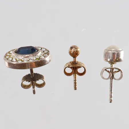 Tre udda örhängen Silver 830-925/1000.  Vikt: 3,4 g