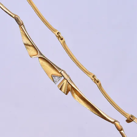 Collier med diamant 0,02ct längd 42 cm, bredd 2-7 mm 18K. Vikt: 15 g