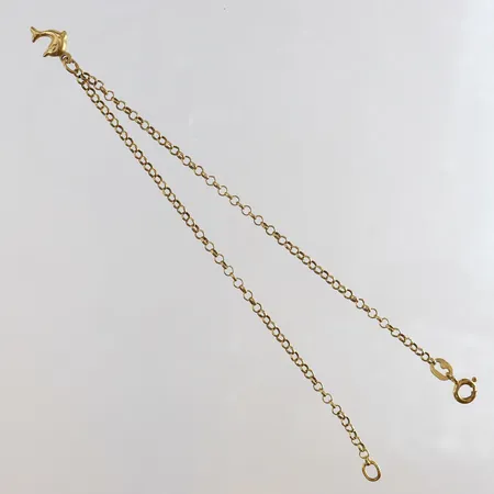 Vristlänk med berlock längd 24,5cm bredd 2,5mm 18K. Vikt: 3,4 g