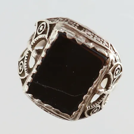 Ring med svart sten stl:19¼ bredd 4-21mm sten med spricka bucklig Silver 925/1000.  Vikt: 8,9 g