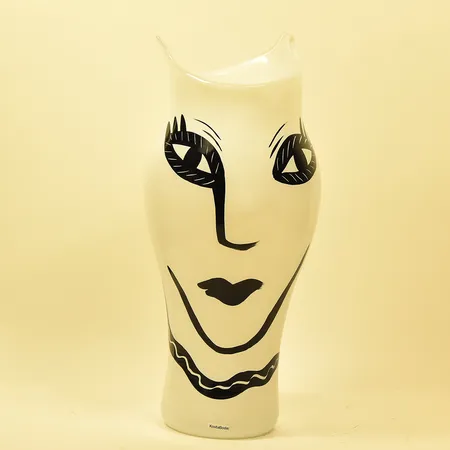 Vas Open Minds Ulrica Hydman-Vallien Kosta Boda, höjd ca 36 cm, handmålad, vit med svart dekor, signerad Ulrica HV/CN, Obs skickas ej, avhämtning kontor Eskilstuna