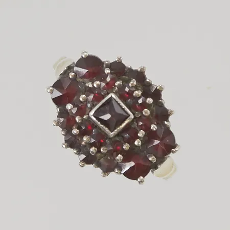 Ring med granater Heribert Engelbert stl:16¾ bredd 12mm 830/1000 Silver 3,0g.