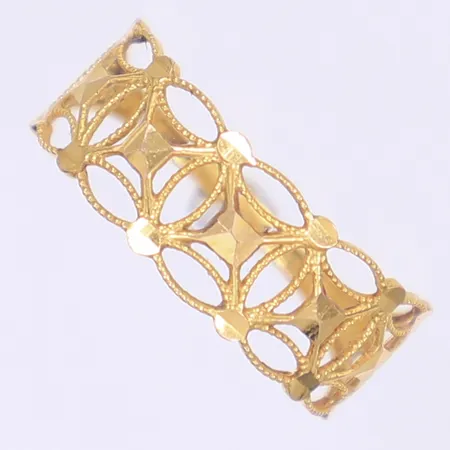 Ring med genombruten dekor stl:17½ bredd 1-7mm 21K Vikt: 1,4 g