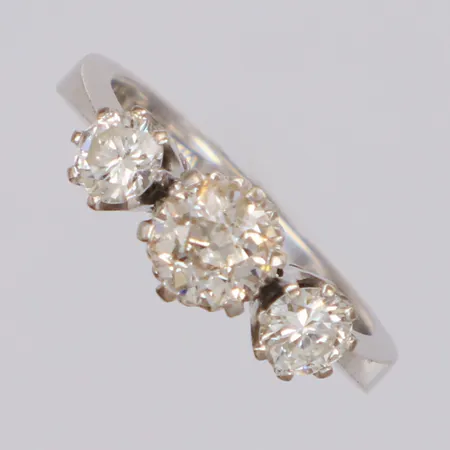 Ring med diamanter 1x 0,66ct gammalslipad ca TCr (I-J), 2x 0,30ct briljantslipade, stl:17, bredd 7mm, år 1975, nagg i mittsten, vitguld, 18K Vikt: 4,7 g