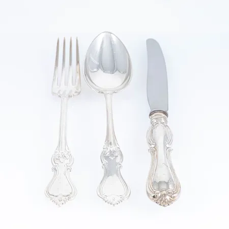 Matsilver Olga 12 bordsgafflar 182 mm 12 bordsskedar 182mm 12 bordsknivar med rostfria blad 210 mm. Vikt gafflar & skedar 1121g. Bruttovikt knivar 808g. Totalt 1929g. Bruksskick. Skickas med postpaket.