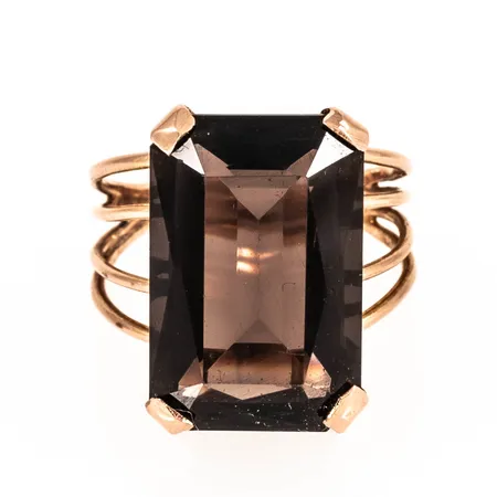 Ring med en brun sten stl:16½ bredd 2,5-17,5mm, ojämnheter, 14K 4,5g. inkl sten.